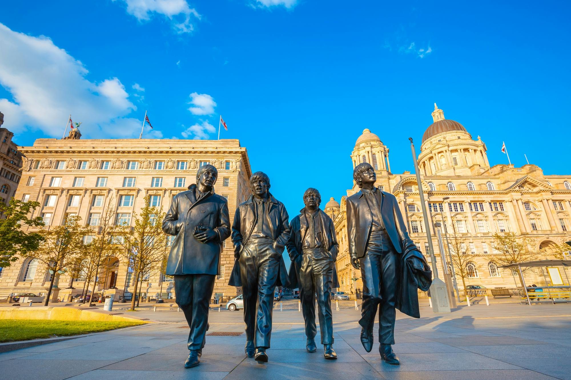 Le 86 colonne interne della banchina del Royal Albert Dock si illuminano  con più di un milione di luci scintillanti a Liverpool. Con l'inserimento di  notti più lunghe, il molo diventerà una