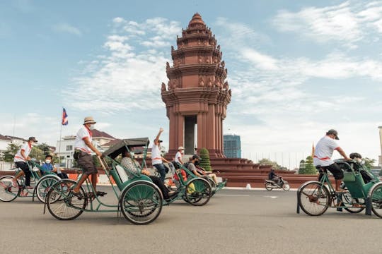 Visita guiada histórica a Phnom Penh por ciclo e tuk-tuk