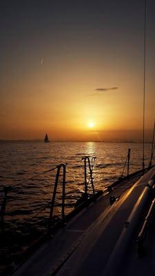 Cruzeiro ao pôr do sol em um barco à vela em Barcelona