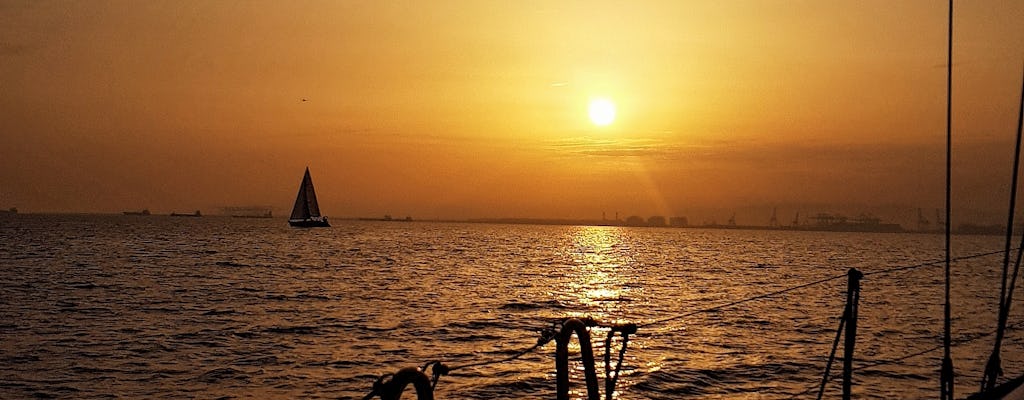Sonnenuntergangskreuzfahrt auf einem Segelboot in Barcelona