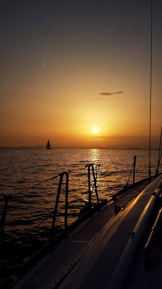 Croisière au coucher du soleil sur un voilier à Barcelone