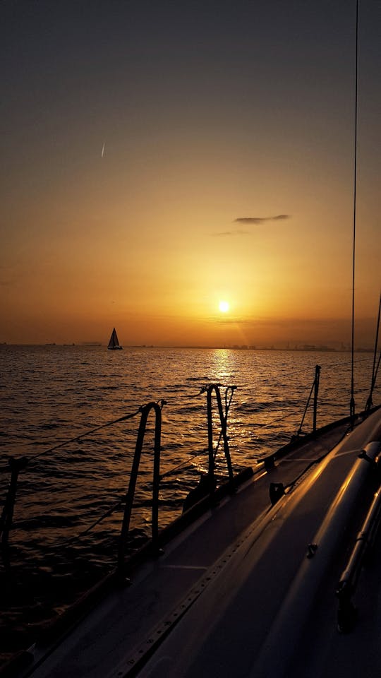 Cruzeiro ao pôr do sol em um barco à vela em Barcelona