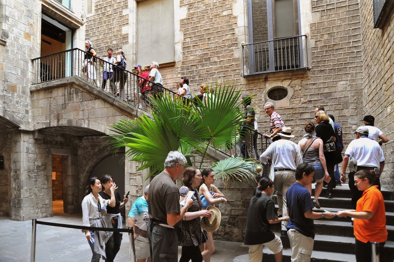 Barcelona Picasso walking tour in French Musement