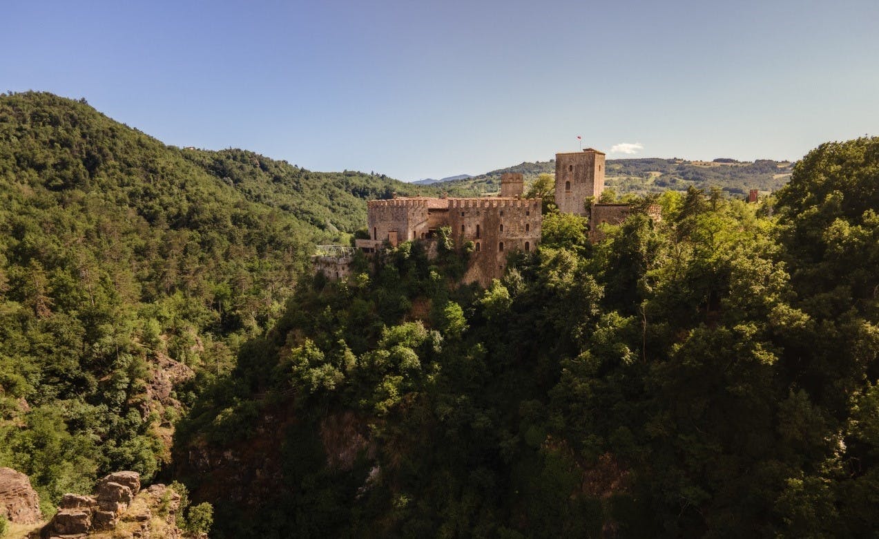 Visita guiada al Castillo de Gropparello y almuerzo en la Taberna Medieval