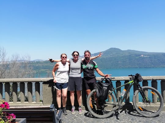 Excursión en bicicleta eléctrica desde Appian Way hasta el lago Castel Gandolfo con almuerzo