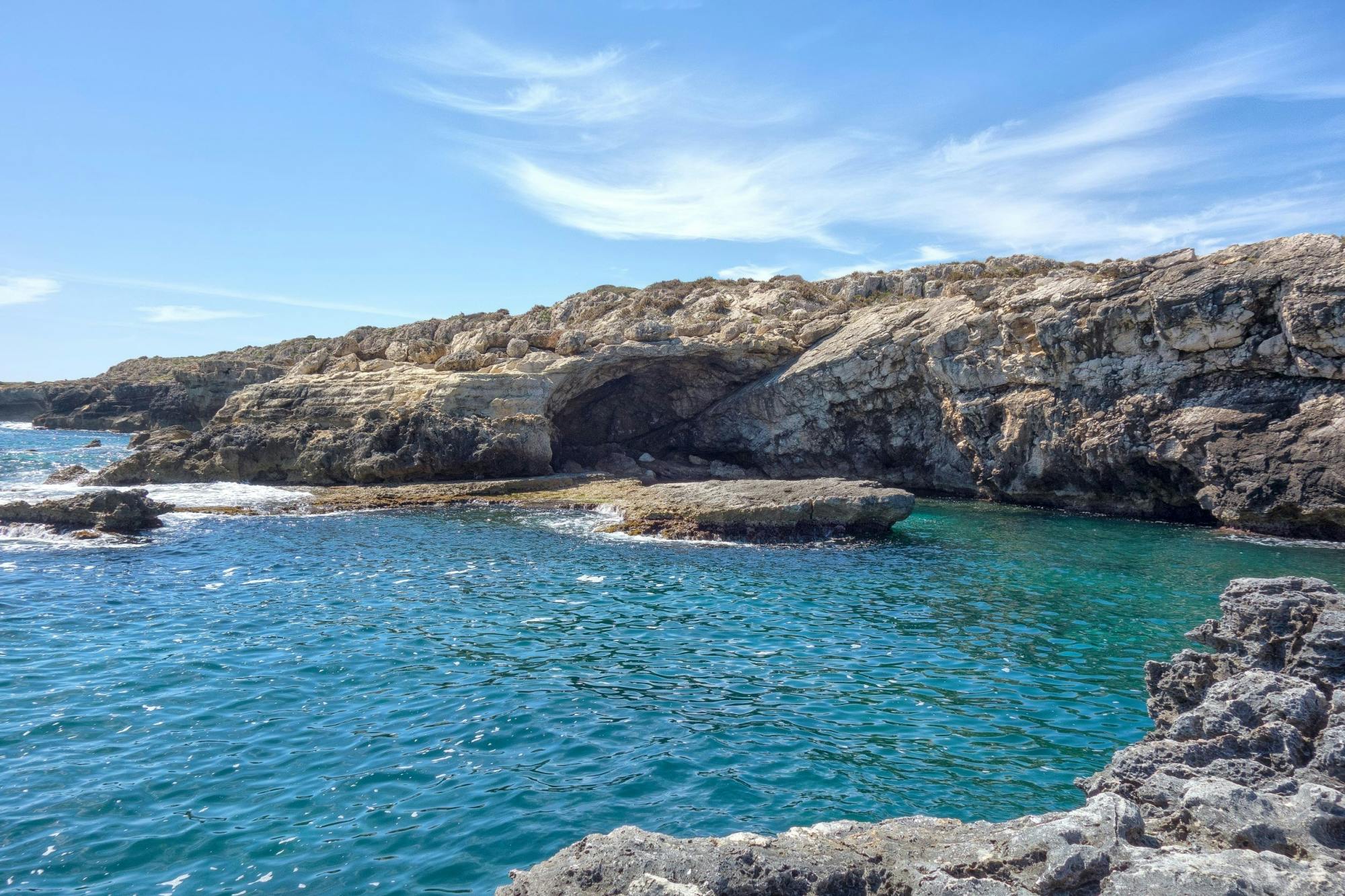 Passeio de barco de 1 hora em Siracusa por Ortigia e aventura em cavernas marinhas