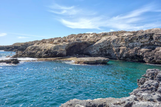 Siracusa 1-hour boat tour around Ortigia and sea caves adventure