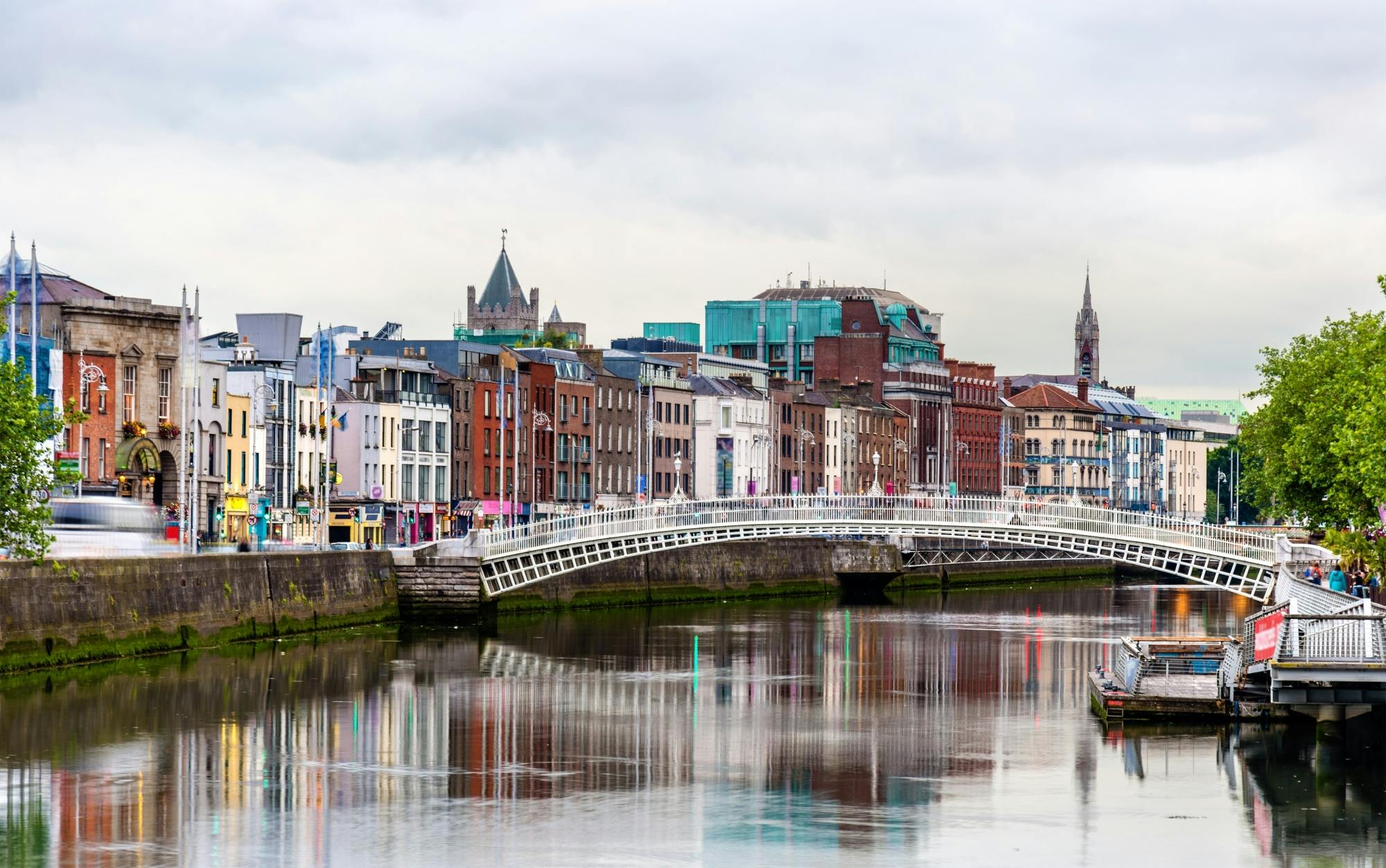 Besichtigen Sie die Altstadt von Dublin im Erkundungsspiel „Famous Pubs“.