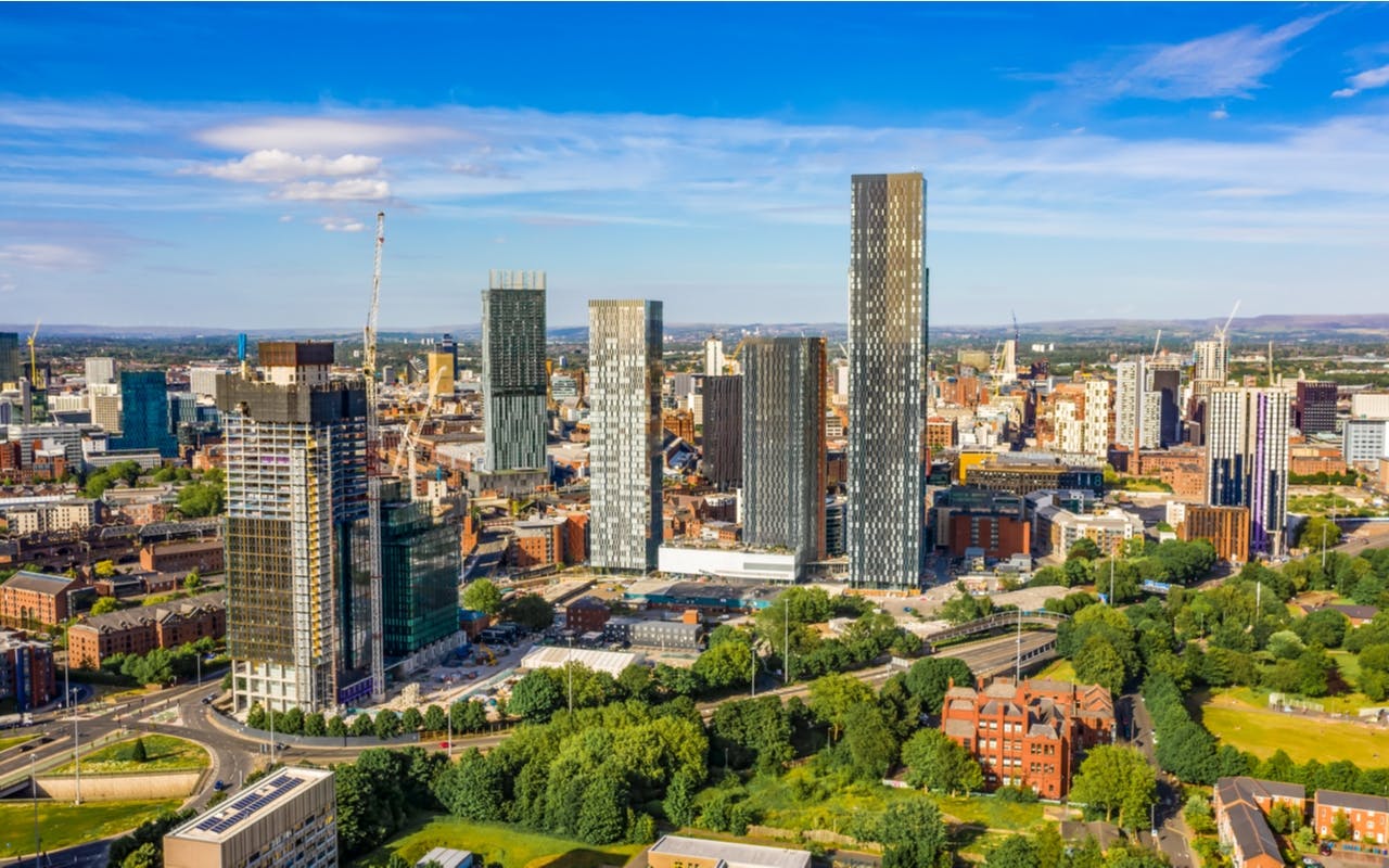 Zwiedzaj najważniejsze atrakcje Manchesteru w grze eksploracji miasta