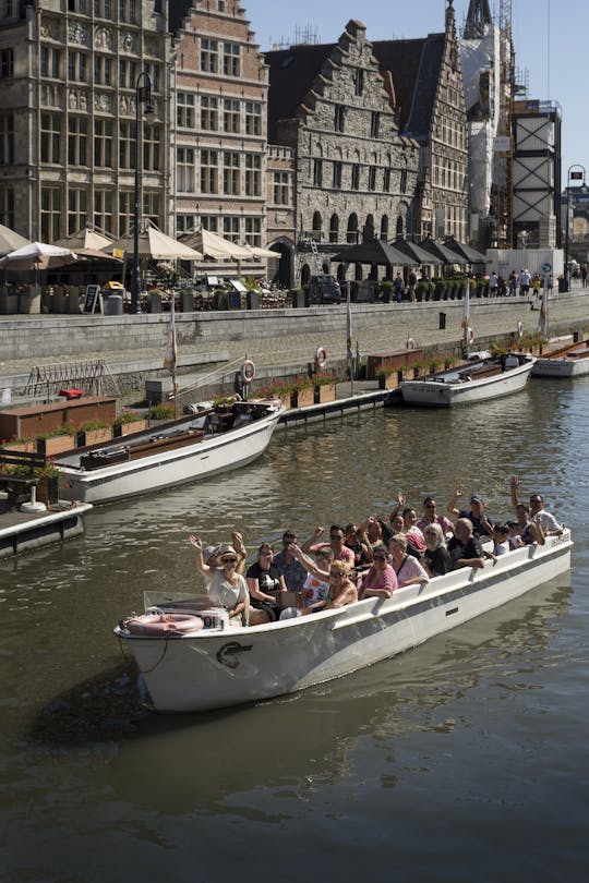 Paseo guiado en barco por el centro histórico de Gante.