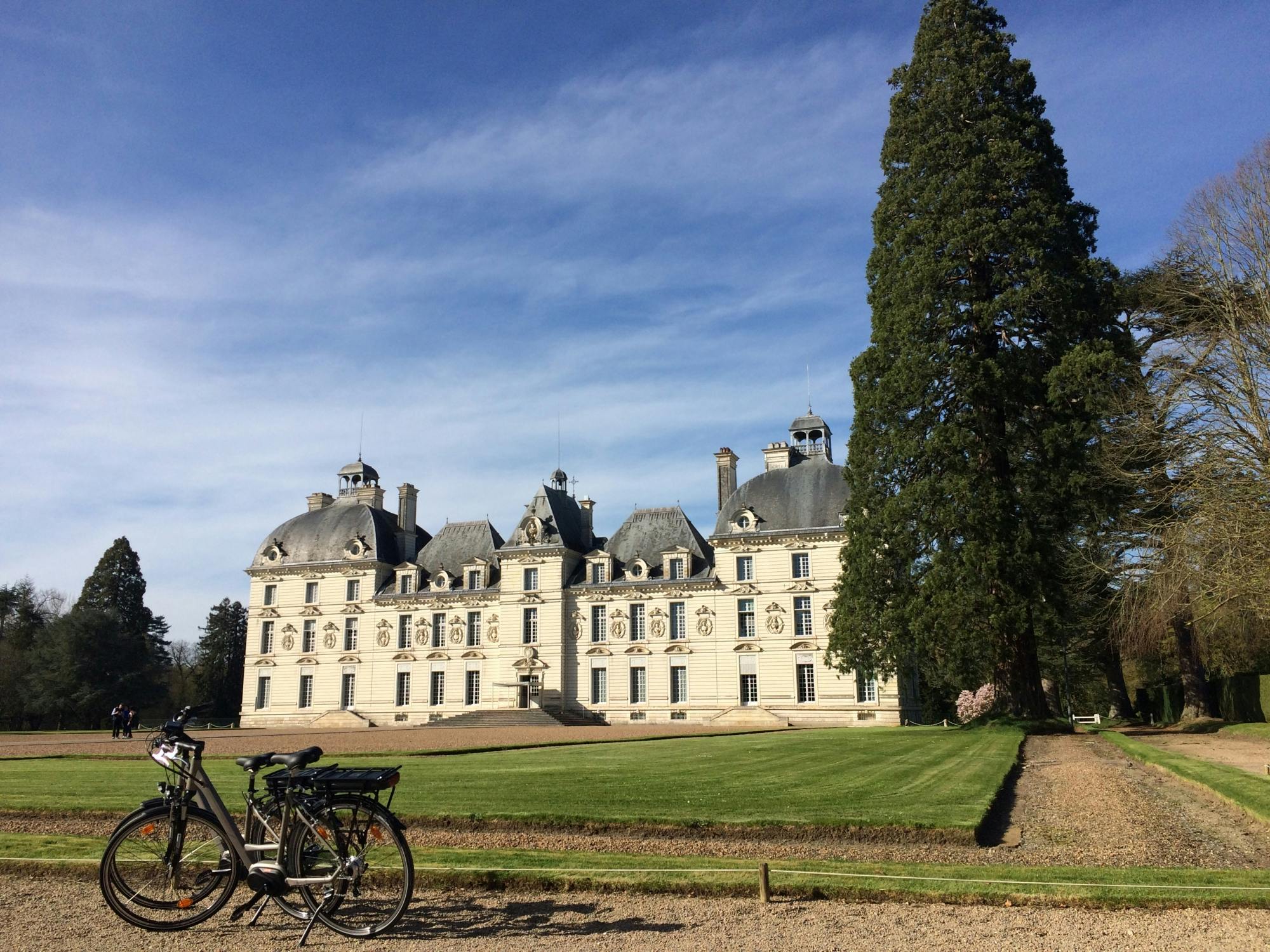 Passeio de bicicleta pelo Vale do Loire com visita ao Chateau de Cheverny e degustação de vinhos