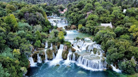 Excursão às cachoeiras de Krka saindo de Split – oásis azul e verde
