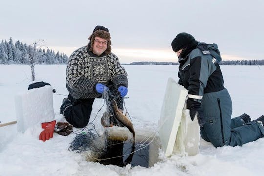 Pesca en el hielo en moto de nieve de Levi