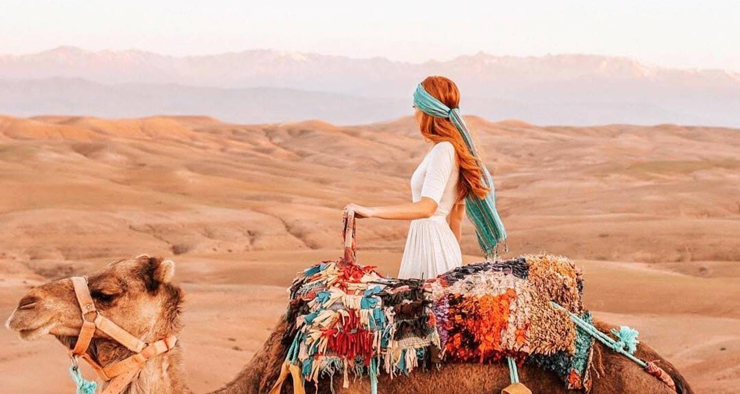 Przejażdżka na wielbłądzie o zachodzie słońca i kolacja na pustyni Agafay