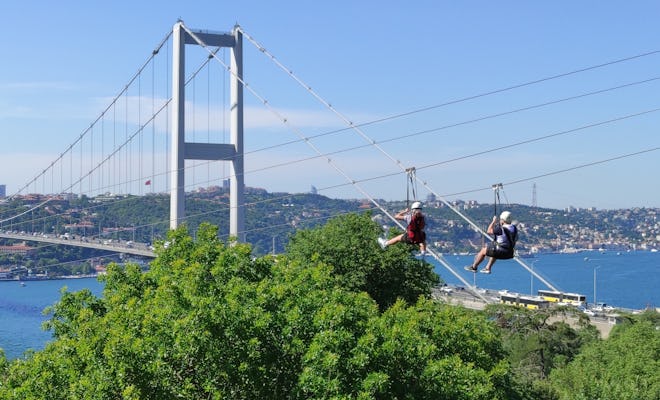 Admissão de tirolesa em Istambul com vista para o Bósforo