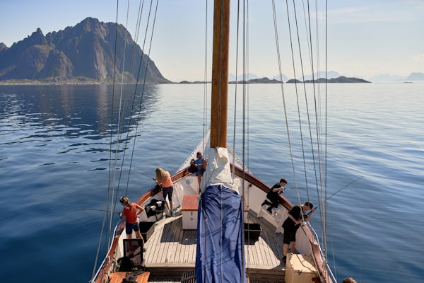 Lofoten-Fjord-Kreuzfahrt und Angeln auf einer Luxusyacht