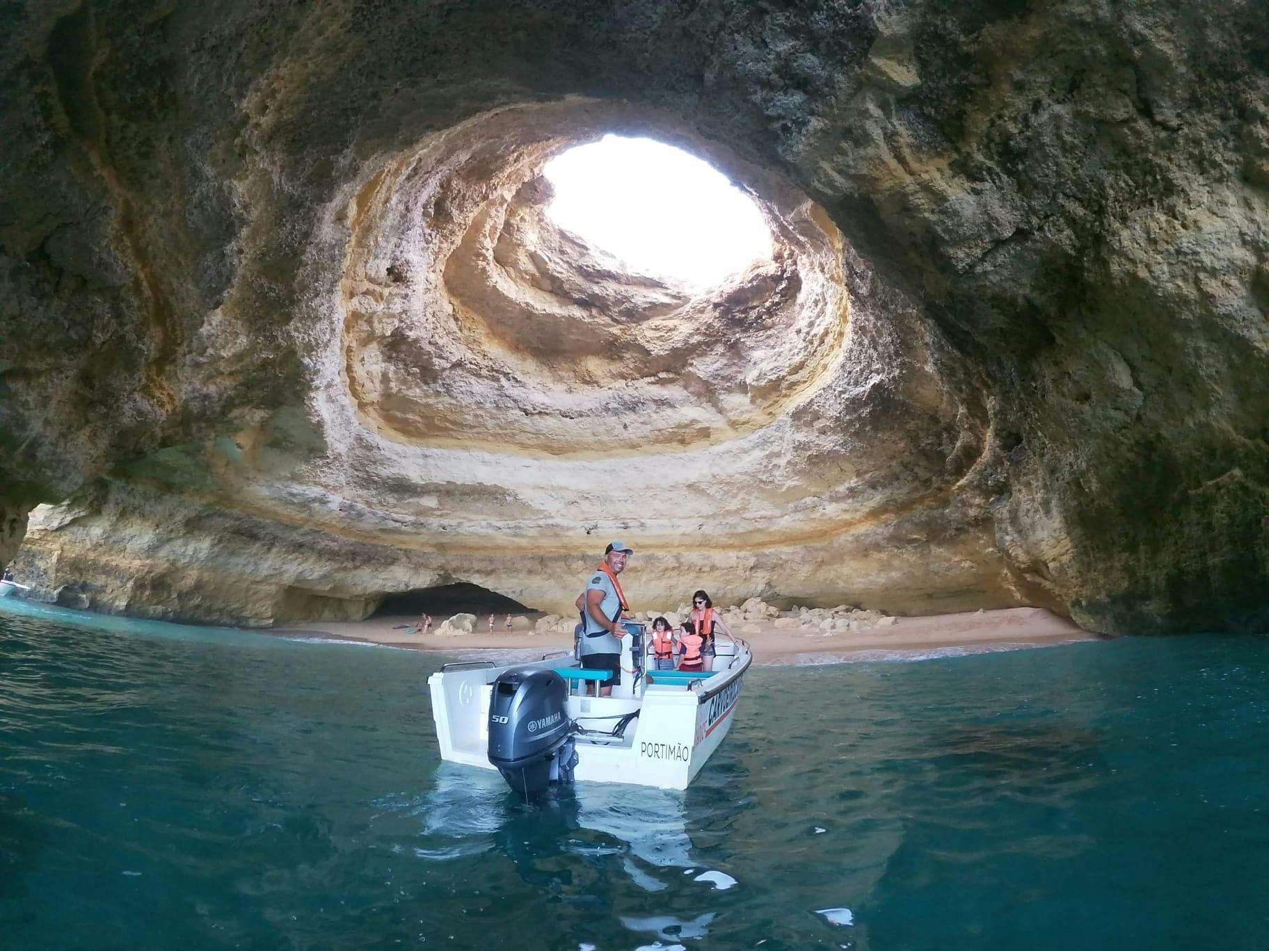 Passeio privado de barco pelas grutas de Benagil e Marinha