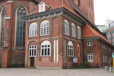 Igrejas, mosteiros e conventos visitam a cidade velha de Hamburgo