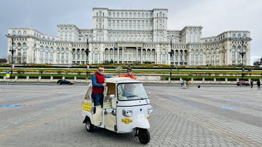 Bucarest mette in evidenza la visita guidata in un tuk-tuk