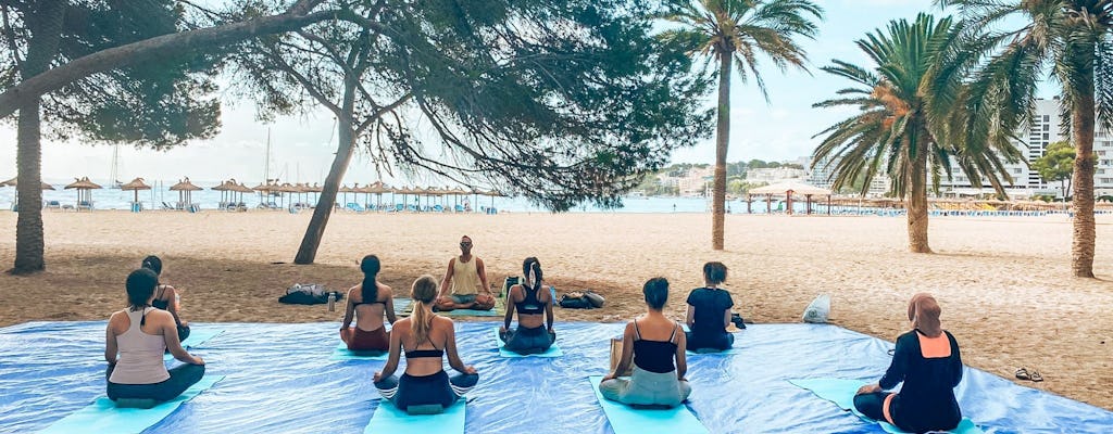 Sesión de yoga y brunch en la playa