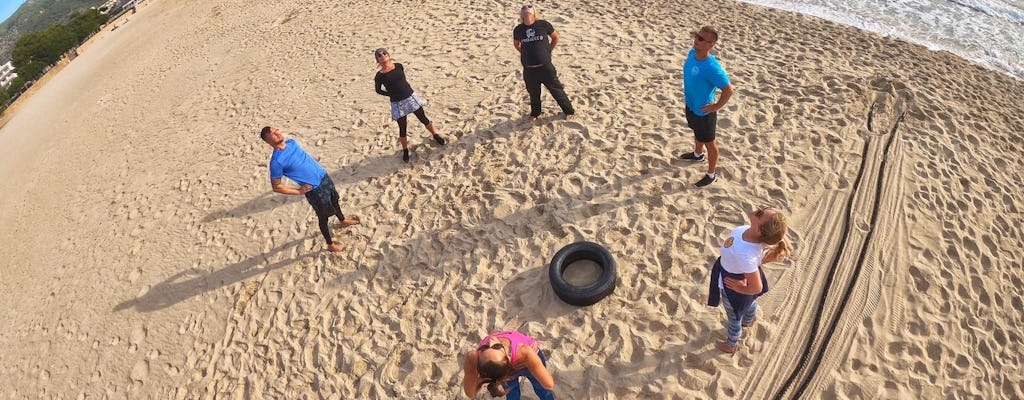 Campo di addestramento fitness sulla spiaggia