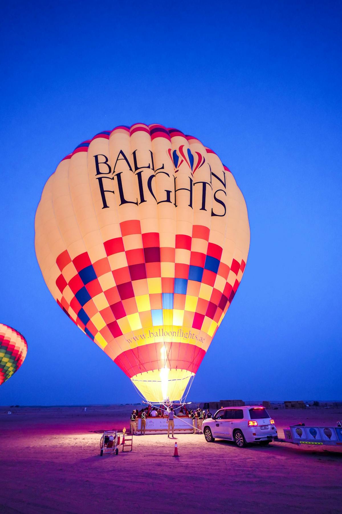 Luchtballonvaart bij zonsopgang in de Margham-woestijn met ontbijt