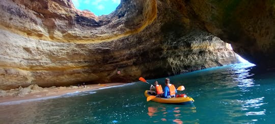 Passeio guiado de caiaque de 2 horas pelas Grutas de Benagil