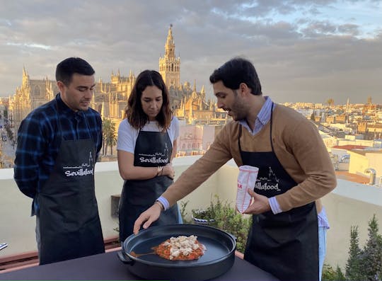 Clase de cocina de paella en una terraza privada en Sevilla