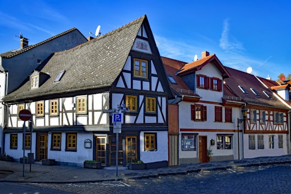 Odkryj prywatnie stare miasto Höchst we Frankfurcie z miejscowym