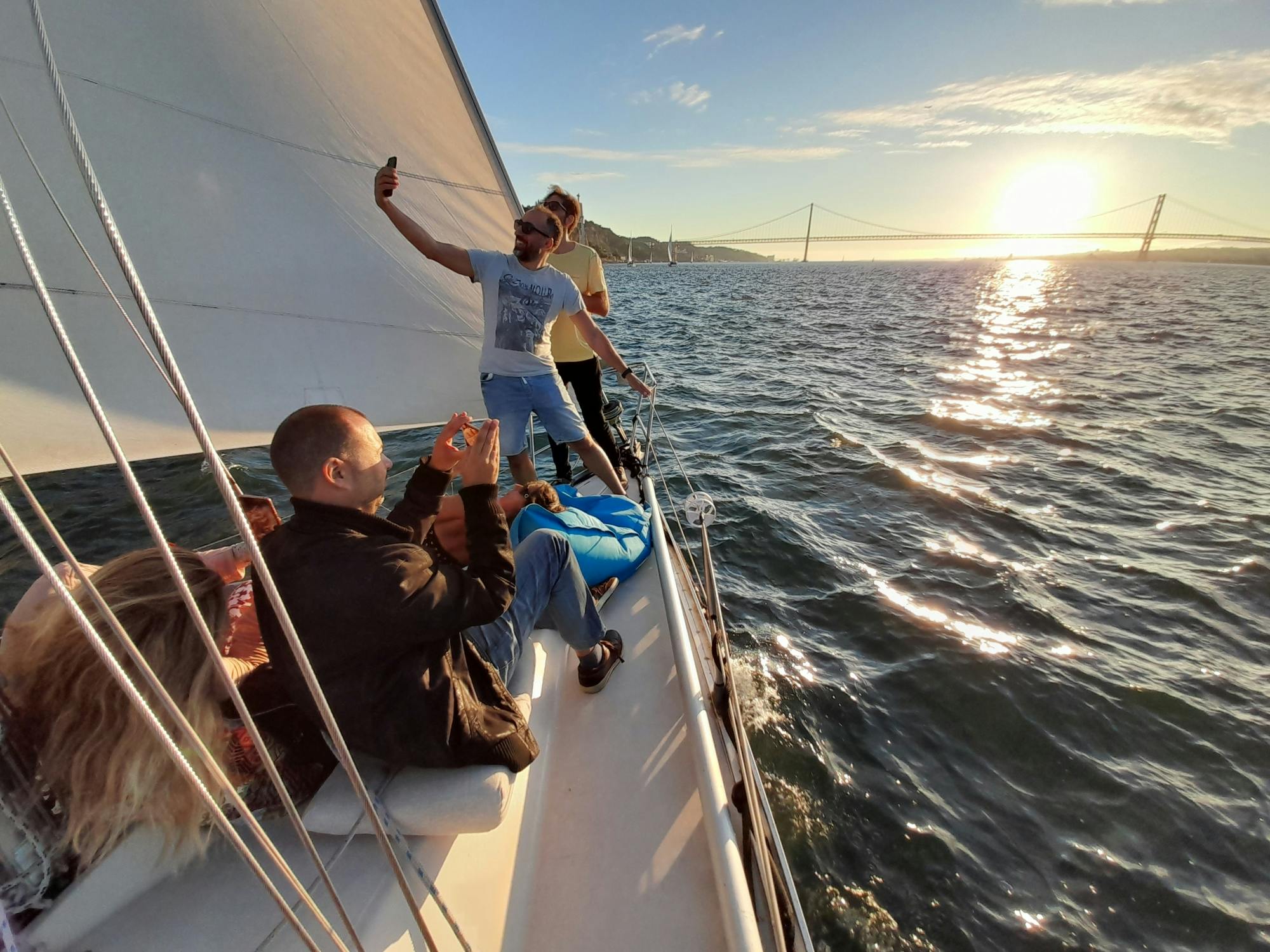 Gita in barca a vela privata di 2 ore nella vecchia Lisbona con un drink di benvenuto