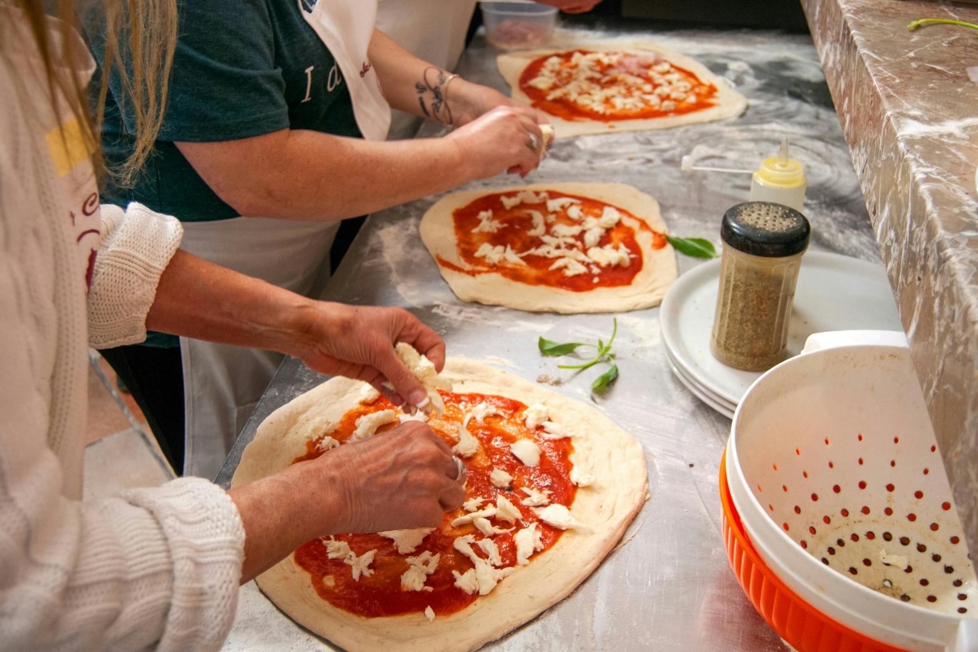 Clase de cocina de pizza en Taormina