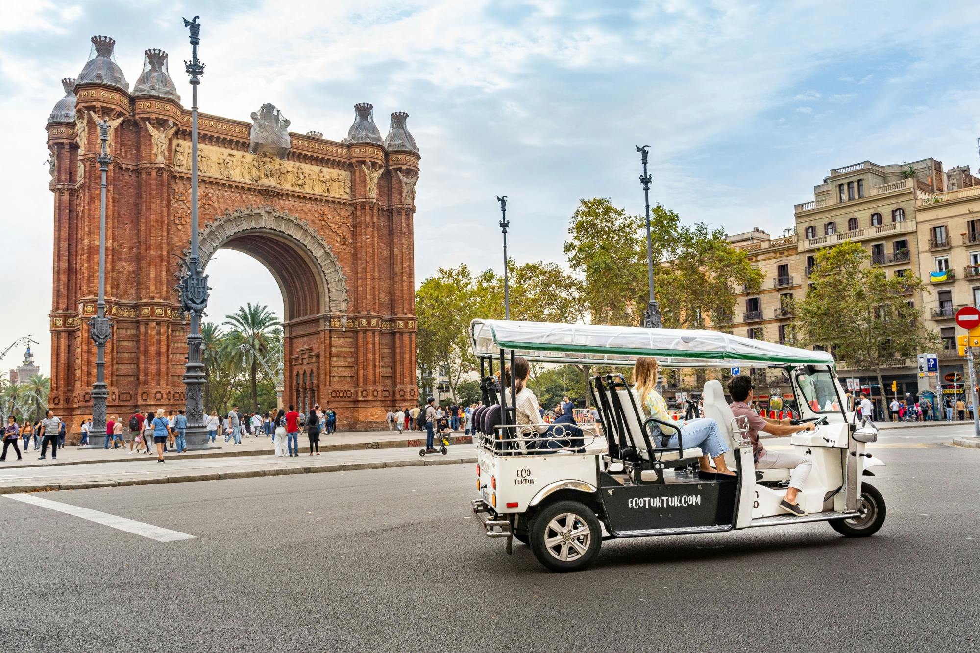 Tour de bienvenida de 2 horas por Barcelona en un tuk-tuk eléctrico privado