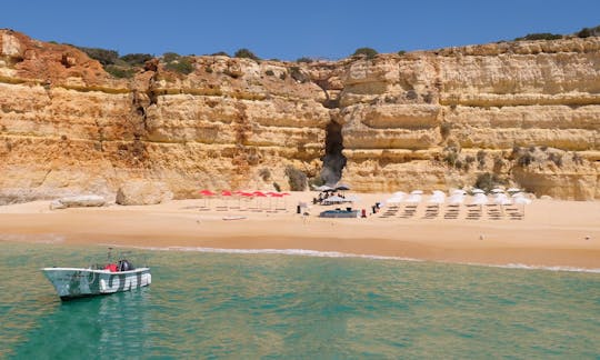 Gita guidata in barca con tempo extra per nuotare e barbecue sulla spiaggia da Albufeira