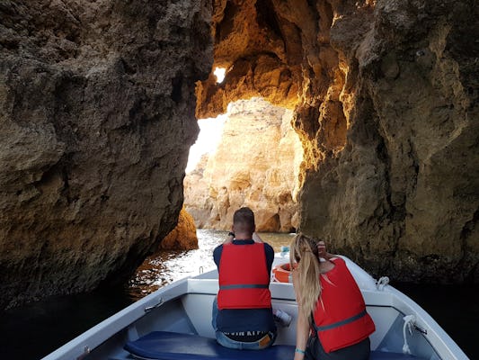 Excursión en barco para grupos pequeños a las grutas de Ponta da Piedade