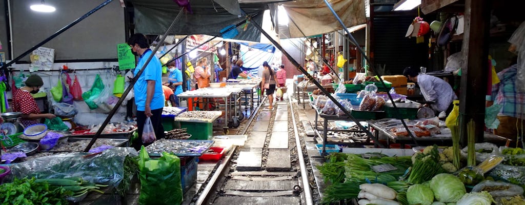 Explorar la vida local con el mercado ferroviario de Maeklong