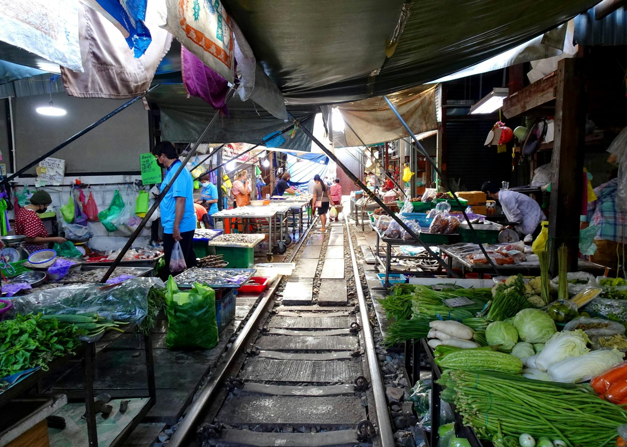 Explorez la vie locale au marché ferroviaire de Maeklong
