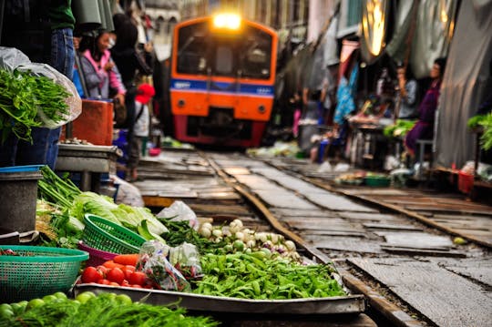 Udforsk det lokale liv med Maeklong jernbanemarkedet