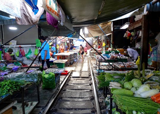 Einheimisches Leben erkunden auf dem Maeklong Railway Market