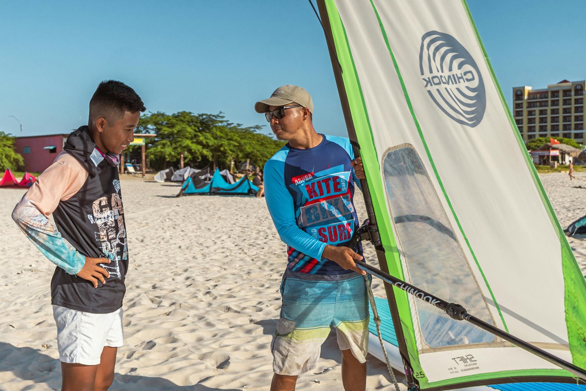 Clase privada de windsurf de 2 horas en Aruba.