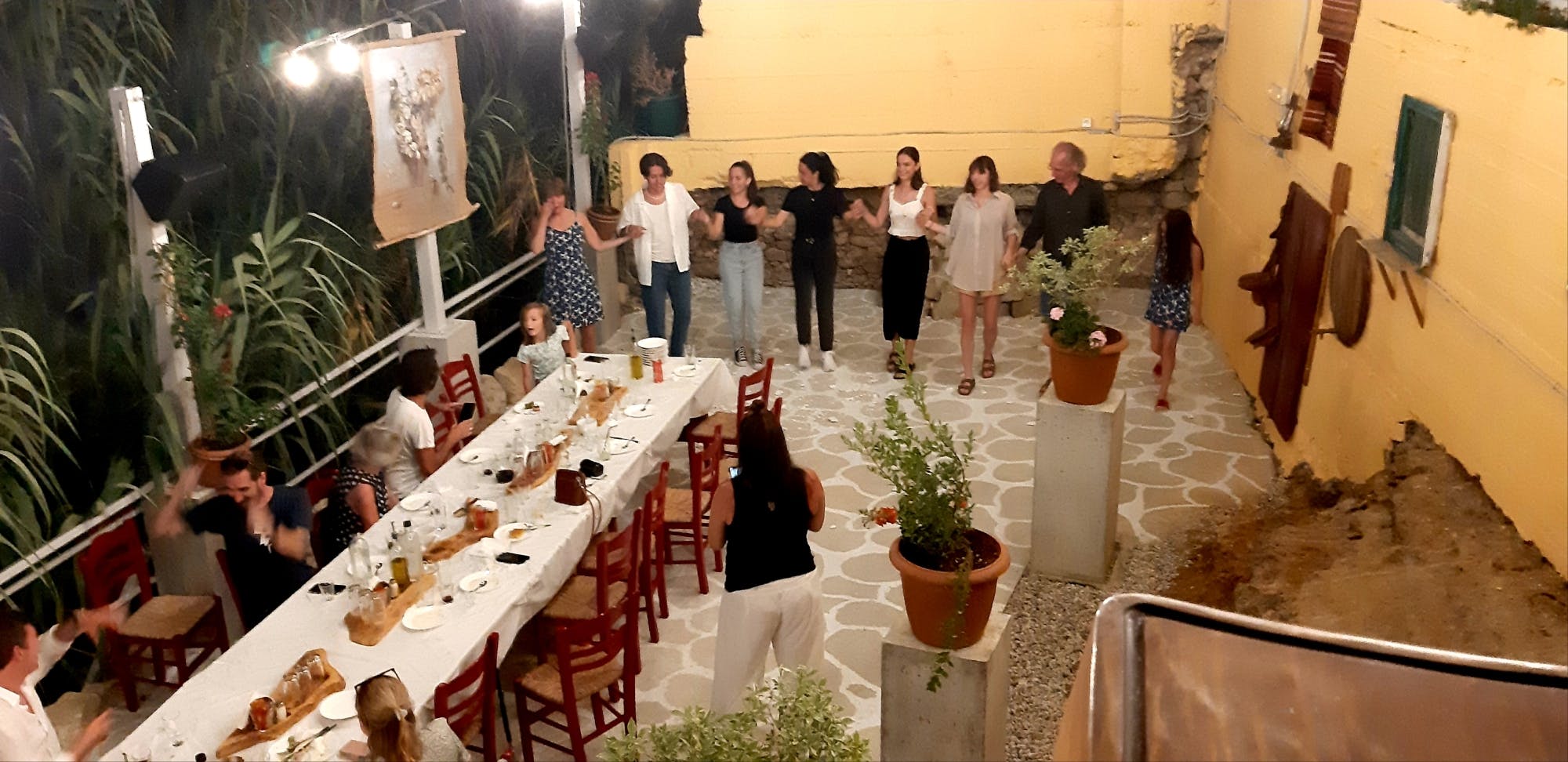 Kissamos: Noc Grecka – tłuczenie talerzy, taniec i bufet kreteński