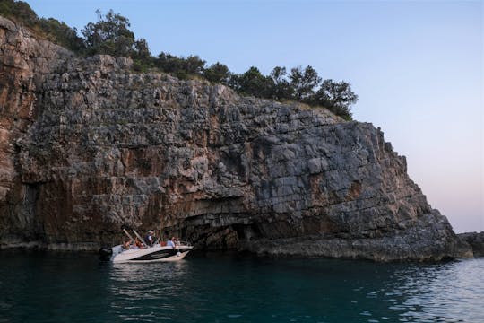 Tour privado en crucero por la cueva azul, la isla Mamula y el pueblo de las rosas