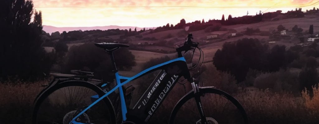 Odkrywanie e-roweru o zachodzie słońca w Chianti z kolacją