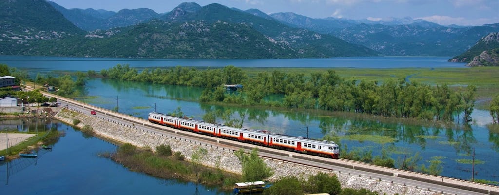 Passeio de trem de Podgorica a Kolašin com o Parque Nacional Biogradska Gora