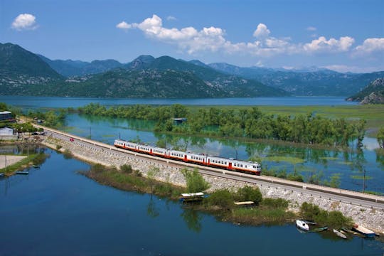 Passeio de trem de Podgorica a Kolašin com o Parque Nacional Biogradska Gora