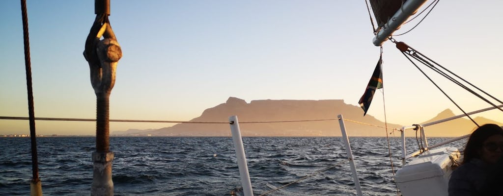 Tour in barca a vela al tramonto di 90 minuti a Città del Capo