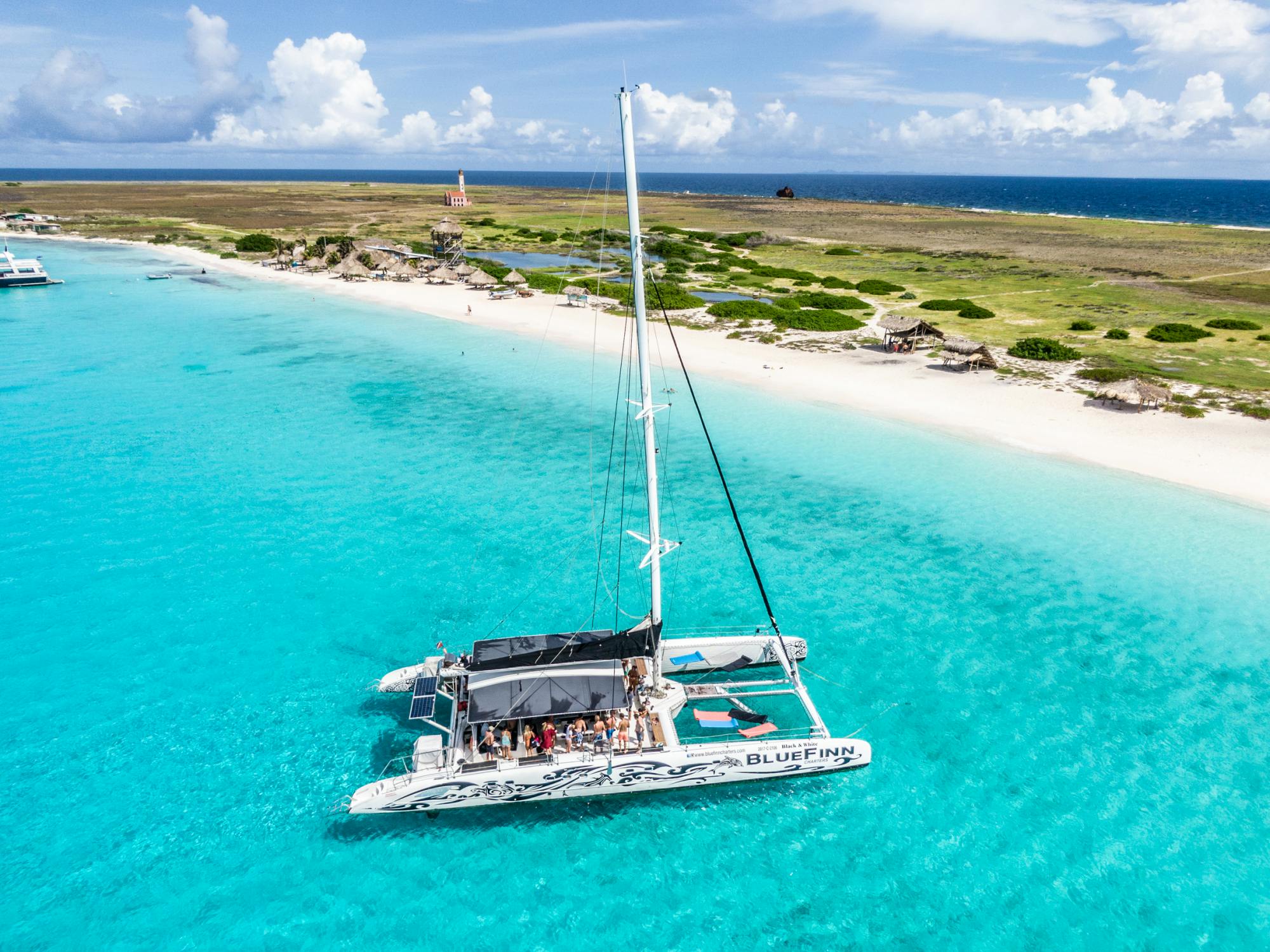 Viagem de catamarã Klein Curaçao BlueFinn com churrasco e happy hour