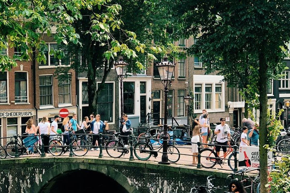 Erste Bekanntschaft mit einem geführten Rundgang durch Amsterdam