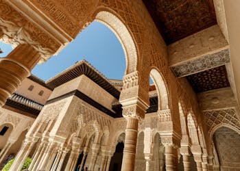Tour privato dei segreti dell’Alhambra con accesso salta fila