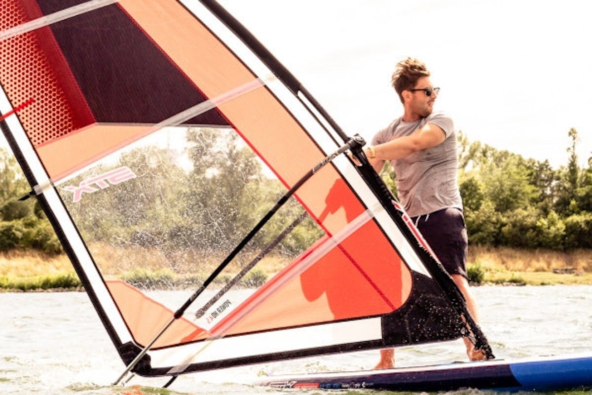 Windsurfles van 90 minuten voor beginners in Wenen