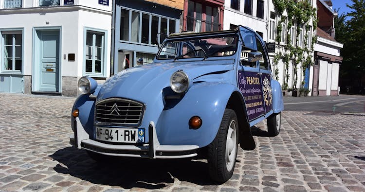 30-minute private tour in Lille by Citroën 2CV